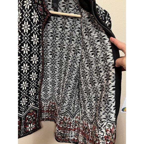 Nomadic Traders Fair Isle Snowflake Berry Holiday Zip Cardigan Black White Red M - Picture 15 of 15